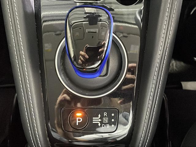 【シフトレバー】シフトの操作がしやすく快適なドライブを楽しんでいただけます！