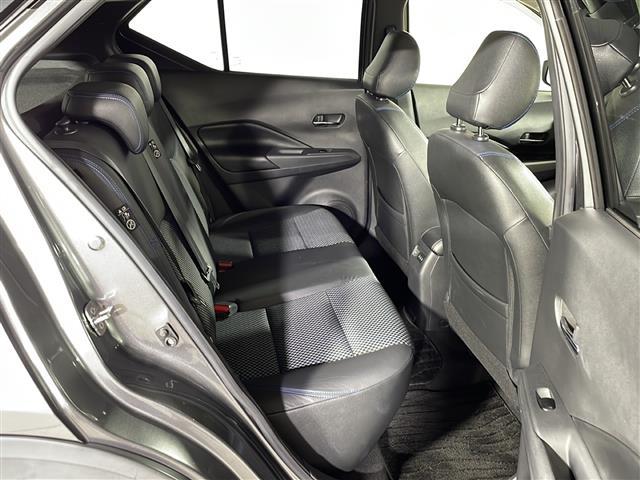 【後部座席】大人が座っても余裕のある広さです！！頭上や足元のスペースも広く取ってあります！