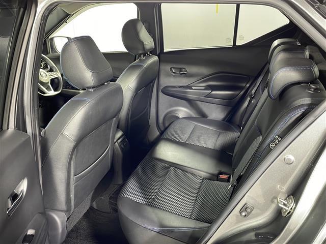 【後部座席】大人が座っても余裕のある広さです！！頭上や足元のスペースも広く取ってあります！