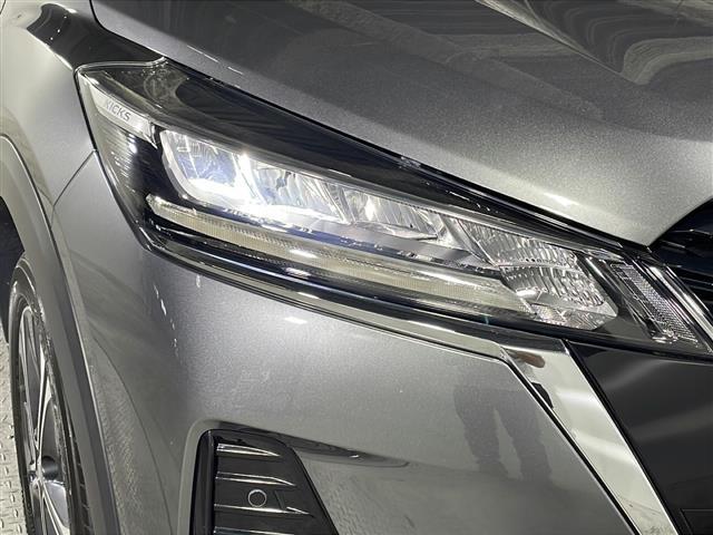 【ＬＥＤヘッドライト】消費する電力が少なく耐久年数が長いのが特徴のヘッドライトです。さらに長持ちさせたい方は、ヘッドライト・フロントガラスなどのコーティングもご用意しています。