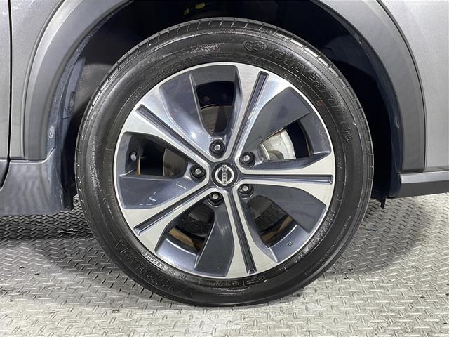 【純正アルミホイール】純正の専用アルミホイールが足元を飾ります！ＩＤＯＭでは、社外アルミホイールや、スタッドレスタイヤも取扱いしております。ぜひご相談ください。