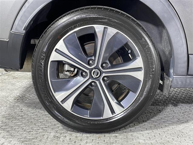 【純正アルミホイール】純正の専用アルミホイールが足元を飾ります！ＩＤＯＭでは、社外アルミホイールや、スタッドレスタイヤも取扱いしております。ぜひご相談ください。