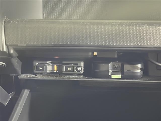 【ＥＴＣ】有料道路を利用する際に料金所で停止することなく通過できる、ＥＴＣ車載器（ノンストップ自動料金収受システム機器）が装備されています。セットアップを行うことで利用可能になります。