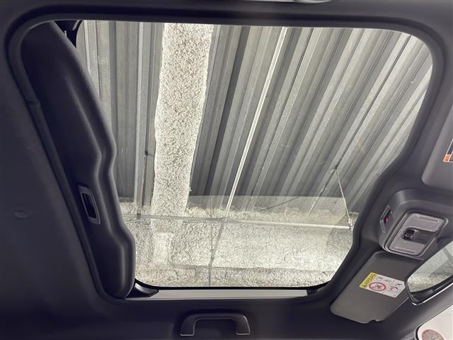 【ガラスルーフ】天井に外の景色が広がり、開放的な車内を感じることができます！曇りや雨の日でも外の明るさを取り入れたり、雨音をアクセントに変えたり、いつもの運転がぐっと楽しくなるはずです！