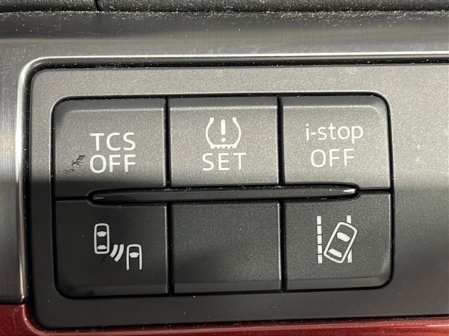 【車線逸脱警報機能（車線逸脱警報システム）】走行中にクルマが車線をはみ出した際に、ブザーなどの警報が鳴り、危険を知らせます。機能には限界があるためご注意ください。