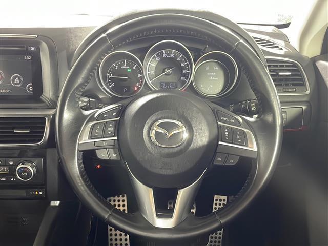 【ステアリング】軽い力で扱いやすいハンドルです。目立つ傷やスレなどなく綺麗な状態です！「プレミアム抗菌コートＧ」をいれていただくとさらに快適に！清潔なお車はお子様にも安心ですね！