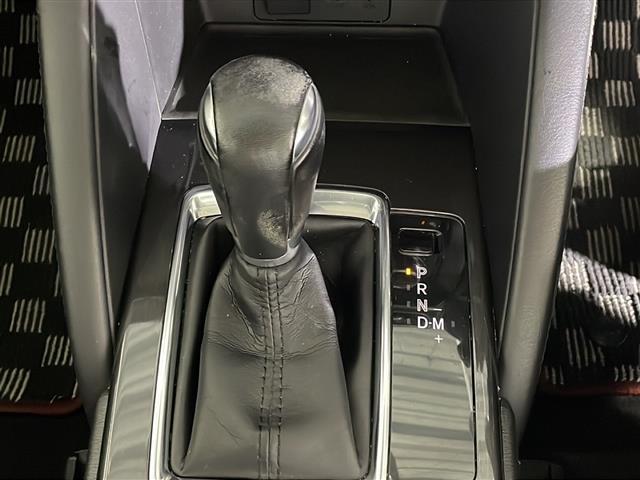 【シフトレバー】シフトの操作がしやすく快適なドライブを楽しんでいただけます！