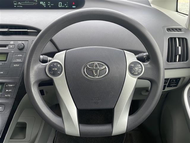 【ステアリング】軽い力で扱いやすいハンドルです。目立つ傷やスレなどなく綺麗な状態です！「プレミアム抗菌コートＧ」をいれていただくとさらに快適に！清潔なお車はお子様にも安心ですね！