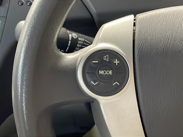 【ステアリングスイッチ】手元のボタンから、オーディオやナビなどの操作ができるので、よそ見をせずに安全に運転に集中できます！