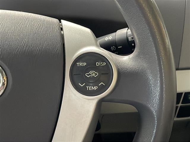 【ステアリングスイッチ】手元のボタンから、オーディオやナビなどの操作ができるので、よそ見をせずに安全に運転に集中できます！