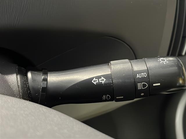 【オートライト（ＡＵＴＯ）】外の明るさをシステムが感知して、自動でヘッドライトが点灯します！ヘッドライトをつけ忘れを防ぐ便利機能です。