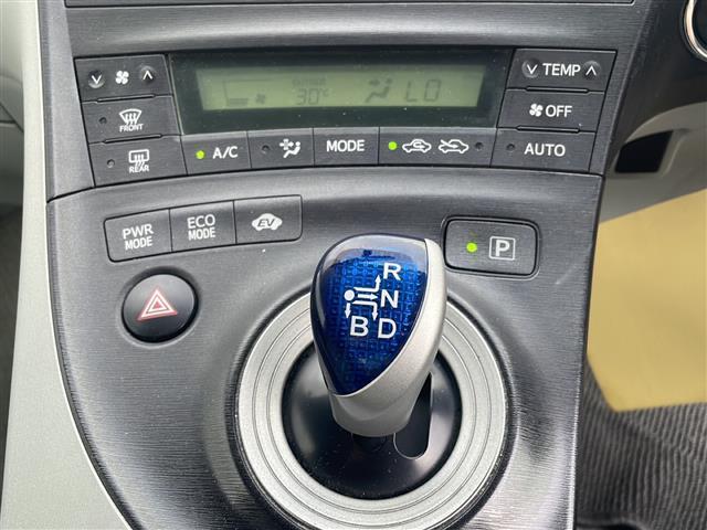 【シフトレバー】シフトの操作がしやすく快適なドライブを楽しんでいただけます！