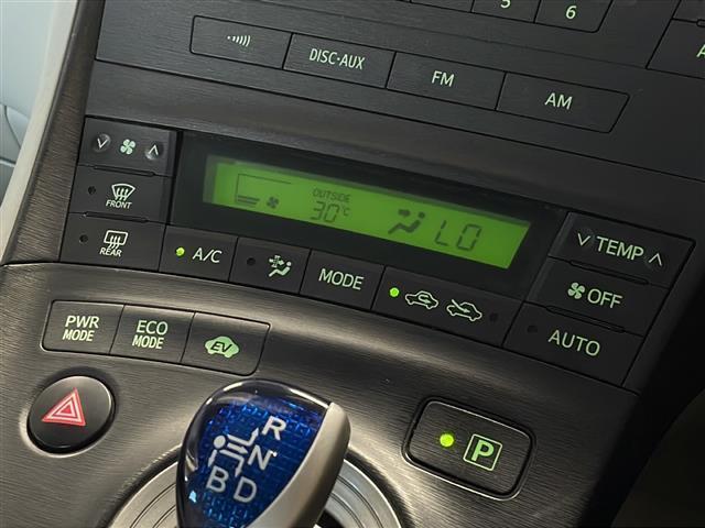 【オートエアコン】車内温度を感知して自動で温度調整をしてくれるのでいつでも快適な車内空間を創り上げます！