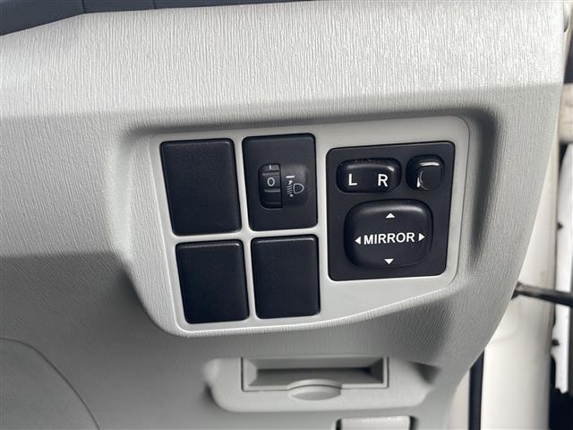 【電動格納ミラー】運転席のスイッチで、ドアミラーの開閉や角度の調整ができます。