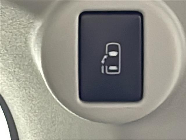 【パワースライドドア】小さなお子さまでも、助手席側のスライドドアはボタン一つで乗り降りラクラクです！両手に荷物を抱えている時でもボタンを押せば自動で開閉してくれます。