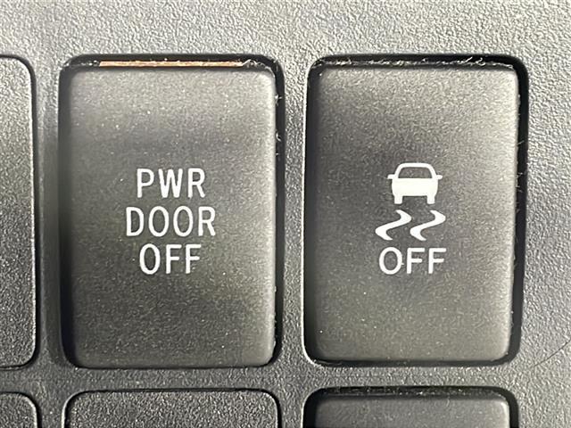 【　横滑り防止装置　】急なハンドル操作時や滑りやすい路面を走行中に車両の横滑りを感知すると、自動的に車両の進行方向を保つように車両を制御します。