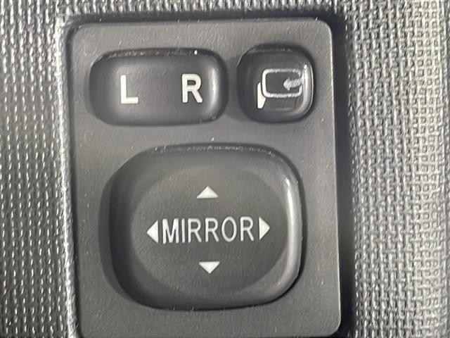 【電動格納ミラー】運転席のスイッチで、ドアミラーの開閉や角度の調整ができます。