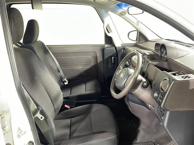 【運転席】座り心地が良いシートなので長時間の運転でも快適にお過ごしいただけます。新品のフロアマットのご注文も可能です。掲載箇所以外にご希望の写真がございましたらお気軽にお問い合わせ下さい。