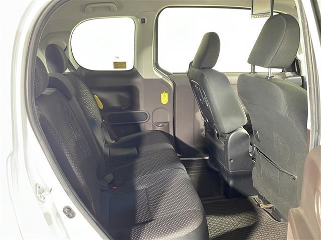 【後部座席】大人が座っても余裕のある広さです！！頭上や足元のスペースも広く取ってあります！