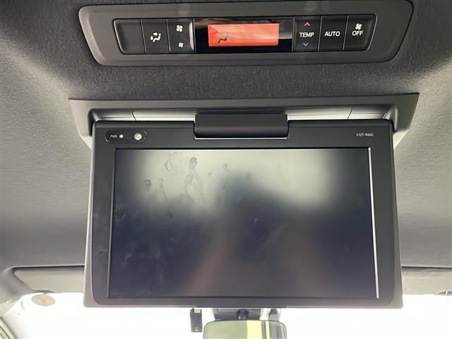 【後席モニター（フリップダウンモニター）】後部座席からも、ＤＶＤや映画・ライブ映像など様々な動画が楽しめドライブが退屈しません！※機種によって接続できる映像が異なります。