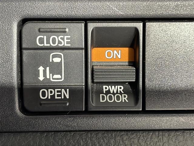 【パワースライドドア】小さなお子さまでも、助手席側のスライドドアはボタン一つで乗り降りラクラクです！両手に荷物を抱えている時でもボタンを押せば自動で開閉してくれます。