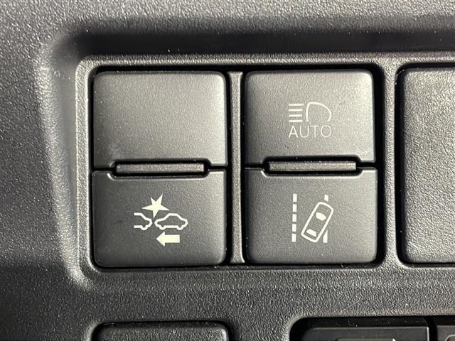 【衝突軽減ブレーキ（衝突軽減装置）】運転中に他のクルマとの衝突の危険をシステムが検知したとき、ブザーやブレーキが作動し、衝突被害軽減をサポートします！機能には限界があるためご注意ください。