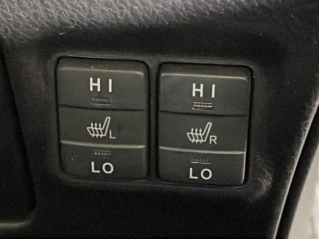 【シートヒーター】シートを温めてくれる暖房機器です！長時間座っていると負担が掛かりやすい背中や腰、または冬場などの寒い日に冷えやすい脚部に快適なぬくもりを伝えます。