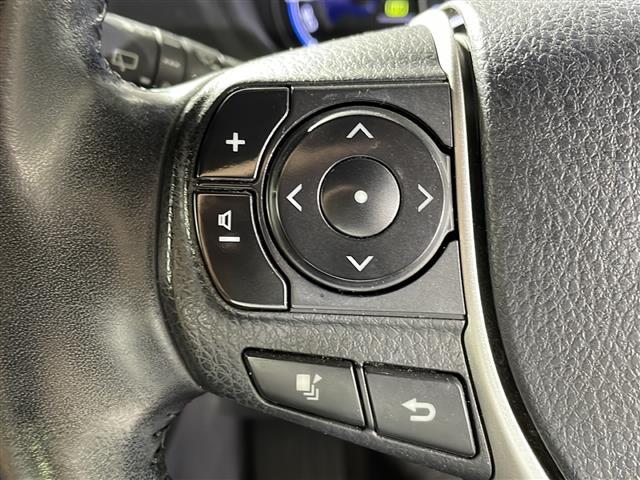 【ステアリングスイッチ】手元のボタンから、オーディオやナビなどの操作ができるので、よそ見をせずに安全に運転に集中できます！
