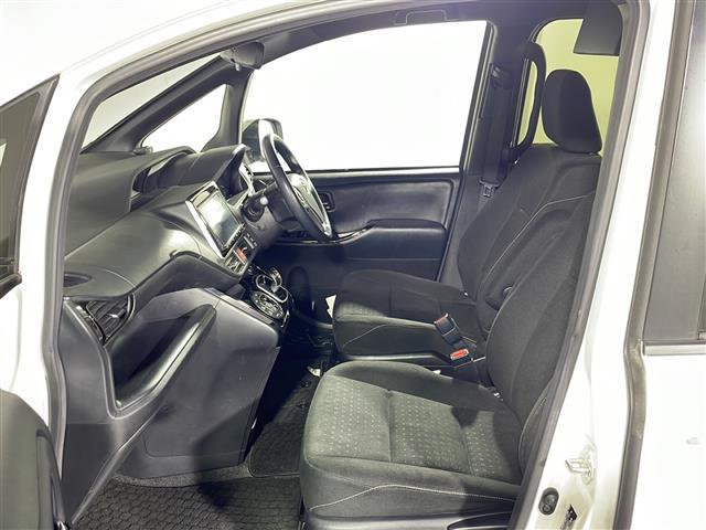 【助手席】きれいな助手席なので家族や友だちに乗ってもらっても安心です！