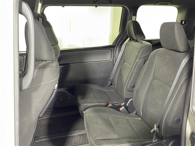 【セカンドシート】２列目もゆったりドライブを楽しめます。掲載箇所以外にご希望の写真がございましたらお気軽にお問い合わせ下さい。フロアマットは汚れが気になる場合は新品のご注文も承ります。