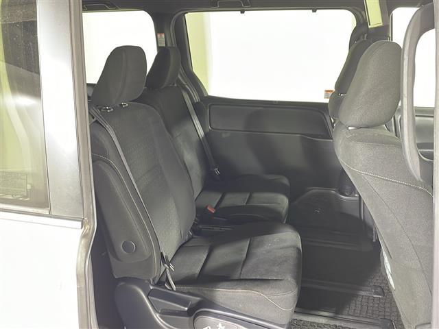 【セカンドシート】２列目もゆったりドライブを楽しめます。掲載箇所以外にご希望の写真がございましたらお気軽にお問い合わせ下さい。フロアマットは汚れが気になる場合は新品のご注文も承ります。