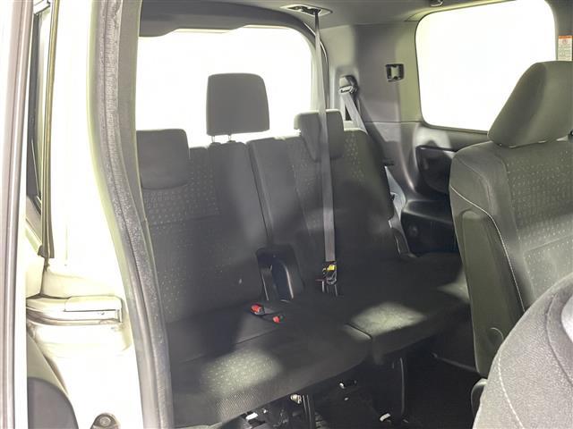 【サードシート】３列目もゆとりがあり居心地よくお過ごしいただけます。掲載箇所以外にご希望の写真がございましたらお気軽にお問い合わせ下さい。フロアマットは汚れが気になる場合は新品のご注文も承ります。