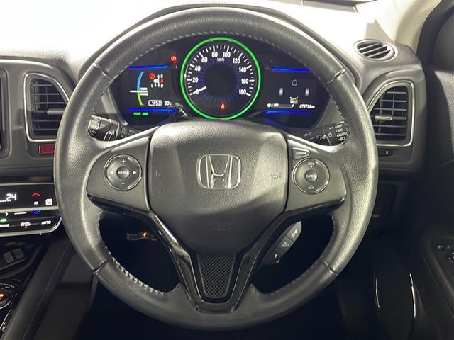 【ステアリング】軽い力で扱いやすいハンドルです。目立つ傷やスレなどなく綺麗な状態です！「プレミアム抗菌コートＧ」をいれていただくとさらに快適に！清潔なお車はお子様にも安心ですね！