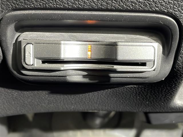 【ＥＴＣ】有料道路を利用する際に料金所で停止することなく通過できる、ＥＴＣ車載器（ノンストップ自動料金収受システム機器）が装備されています。セットアップを行うことで利用可能になります。