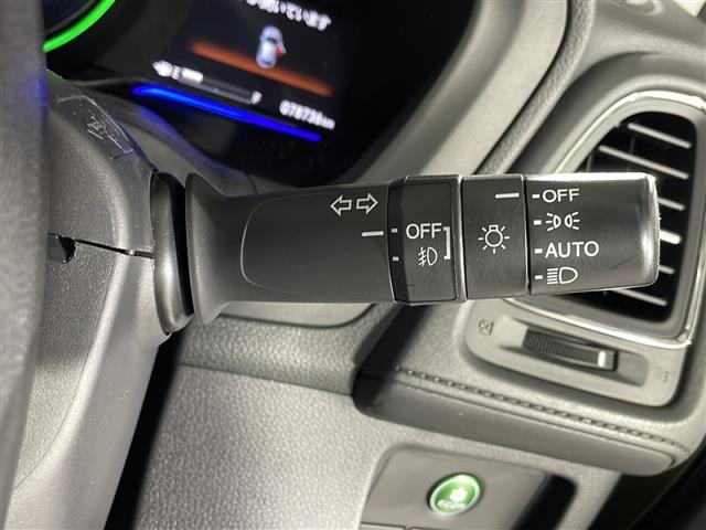 【オートライト（ＡＵＴＯ）】外の明るさをシステムが感知して、自動でヘッドライトが点灯します！ヘッドライトをつけ忘れを防ぐ便利機能です。