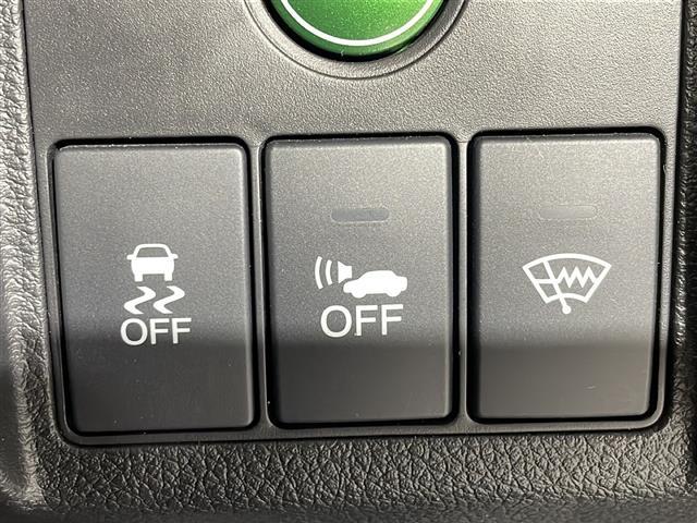 【　横滑り防止装置　】急なハンドル操作時や滑りやすい路面を走行中に車両の横滑りを感知すると、自動的に車両の進行方向を保つように車両を制御します。