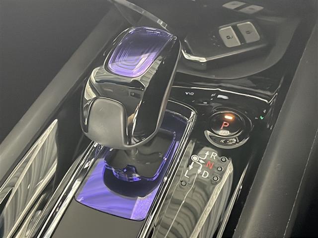 【シフトレバー】シフトの操作がしやすく快適なドライブを楽しんでいただけます！