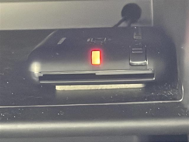 【ＥＴＣ】有料道路を利用する際に料金所で停止することなく通過できる、ＥＴＣ車載器（ノンストップ自動料金収受システム機器）が装備されています。セットアップを行うことで利用可能になります。