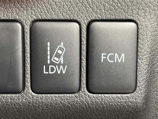 【車線逸脱警報機能（車線逸脱警報システム）】走行中にクルマが車線をはみ出した際に、ブザーなどの警報が鳴り、危険を知らせます。機能には限界があるためご注意ください。