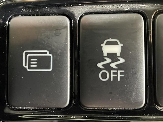 【　横滑り防止装置　】急なハンドル操作時や滑りやすい路面を走行中に車両の横滑りを感知すると、自動的に車両の進行方向を保つように車両を制御します。