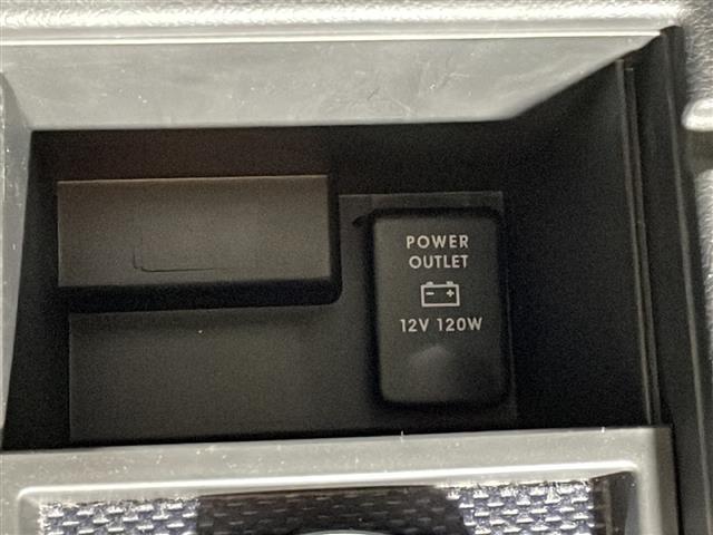 【アクセサリーソケット（電源ソケット）】電源からケーブルをつなげば、スマートフォンなどの電子機器の充電などを行うことができます！ゲーム機器や、カメラの充電にも便利ですね。