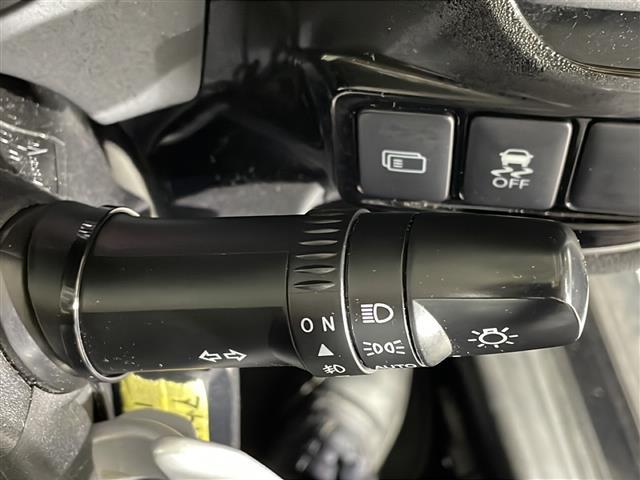 【オートライト（ＡＵＴＯ）】外の明るさをシステムが感知して、自動でヘッドライトが点灯します！ヘッドライトをつけ忘れを防ぐ便利機能です。