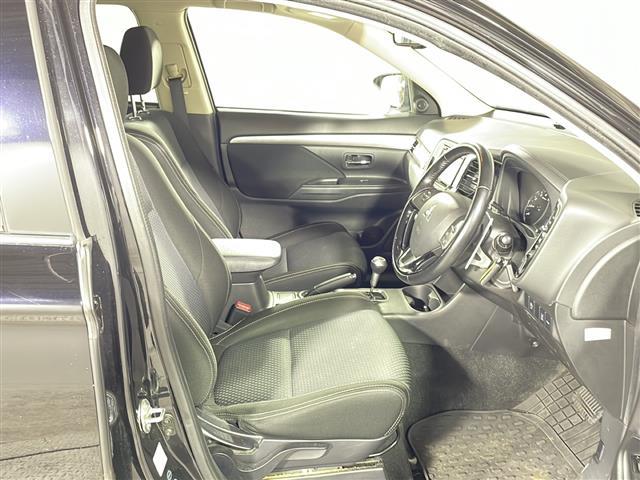 【運転席】座り心地が良いシートなので長時間の運転でも快適にお過ごしいただけます。新品のフロアマットのご注文も可能です。掲載箇所以外にご希望の写真がございましたらお気軽にお問い合わせ下さい。