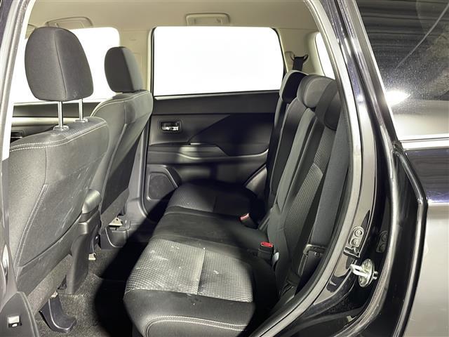 【セカンドシート】２列目もゆったりドライブを楽しめます。掲載箇所以外にご希望の写真がございましたらお気軽にお問い合わせ下さい。フロアマットは汚れが気になる場合は新品のご注文も承ります。