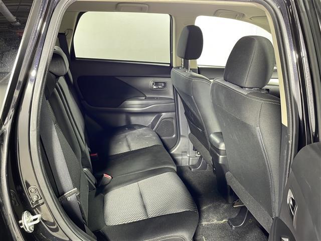 【セカンドシート】２列目もゆったりドライブを楽しめます。掲載箇所以外にご希望の写真がございましたらお気軽にお問い合わせ下さい。フロアマットは汚れが気になる場合は新品のご注文も承ります。