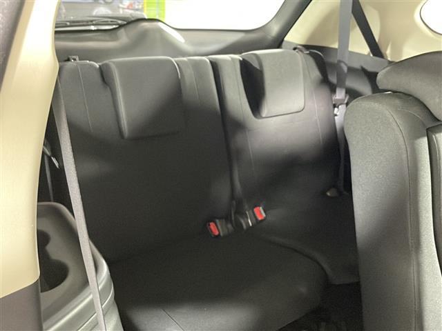 【サードシート】３列目もゆとりがあり居心地よくお過ごしいただけます。掲載箇所以外にご希望の写真がございましたらお気軽にお問い合わせ下さい。フロアマットは汚れが気になる場合は新品のご注文も承ります。