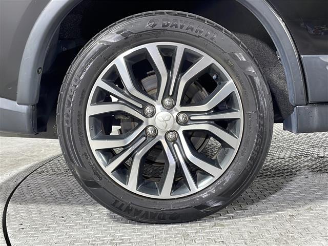 【純正アルミホイール】純正の専用アルミホイールが足元を飾ります！ＩＤＯＭでは、社外アルミホイールや、スタッドレスタイヤも取扱いしております。ぜひご相談ください。