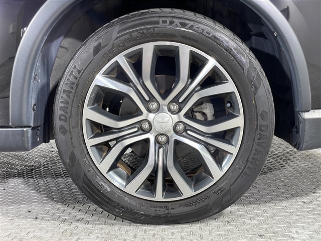 【純正アルミホイール】純正の専用アルミホイールが足元を飾ります！ＩＤＯＭでは、社外アルミホイールや、スタッドレスタイヤも取扱いしております。ぜひご相談ください。