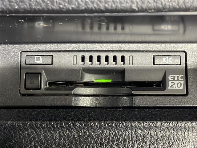 ノア ハイブリッドＳｉ　ダブルバイビー　禁煙車　７人乗り　純正９インチナビ　フルセグＴＶ　ＣＤ　ＤＶＤ　Ｂｌｕｅｔｏｏｔｈ　純正フリップダウンモニター　両側パワースライドドア　前後ドライブレコーダー　ビルトインＥＴＣ２．０　サンシェード（9枚目）