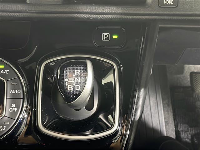 ノア ハイブリッドＳｉ　ダブルバイビー　禁煙車　７人乗り　純正９インチナビ　フルセグＴＶ　ＣＤ　ＤＶＤ　Ｂｌｕｅｔｏｏｔｈ　純正フリップダウンモニター　両側パワースライドドア　前後ドライブレコーダー　ビルトインＥＴＣ２．０　サンシェード（17枚目）